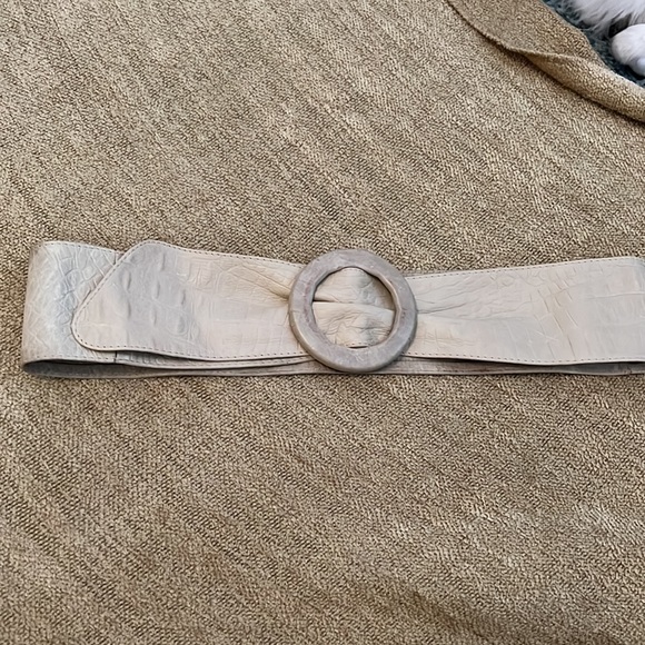 Cream leather belt, gently used, from United Colors of Benetton. Fits all sizes. - Picture 5 of 6